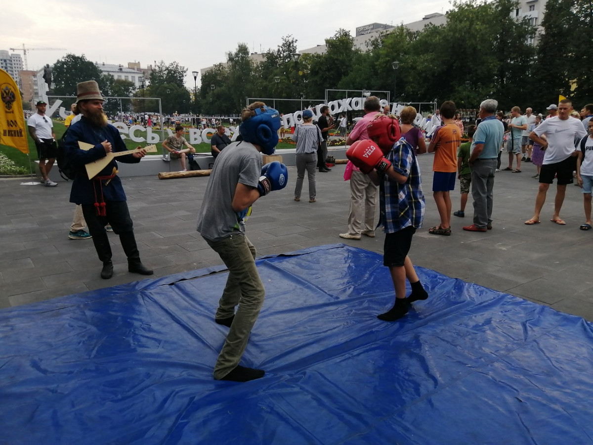 Фестиваль силовых единоборств проходит на площади Горького