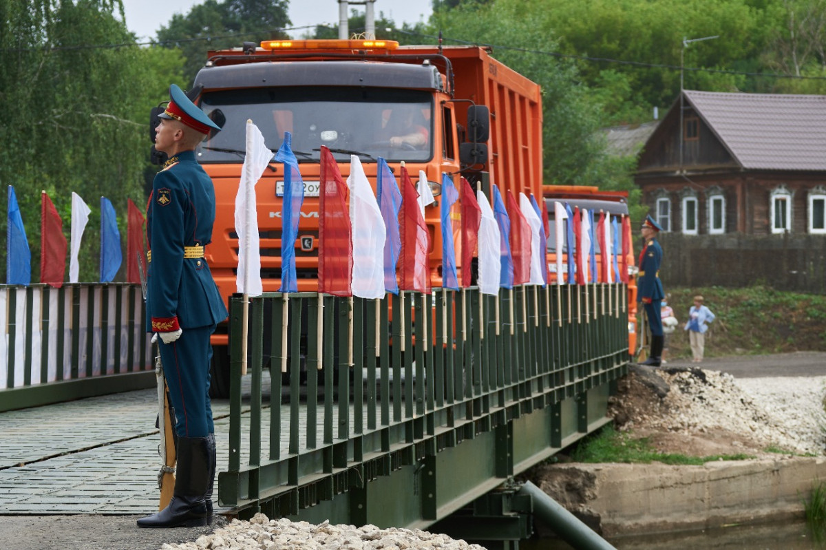Дзержинские военные приняли участие в строительстве мостов в Туле