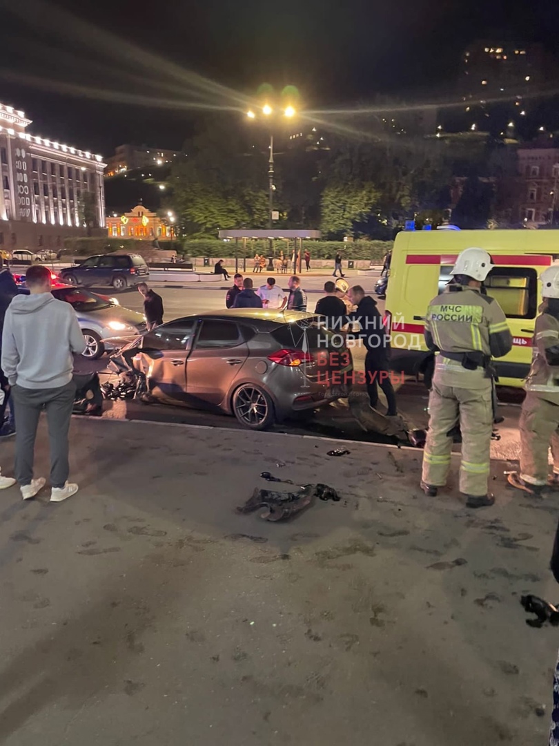 Ночные гонщики устроили ДТП у Речного вокзала в Нижнем Новгороде