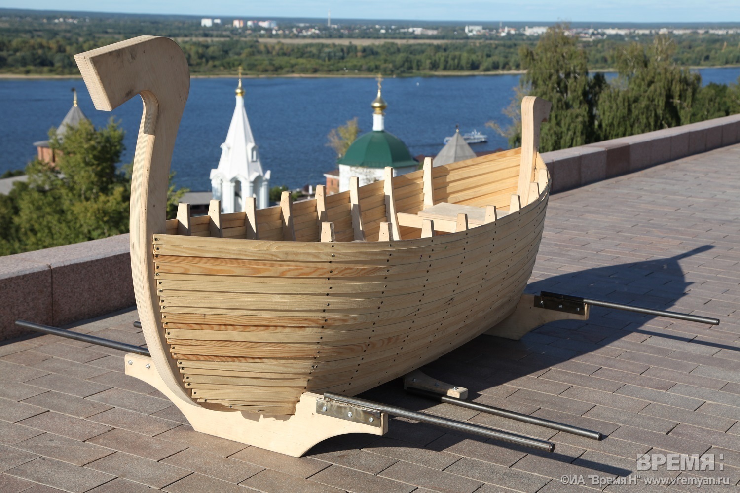 Ладья санкт петербург. Ладья Великий Новгород. Деревянная Ладья. Ладья лодка деревянная.