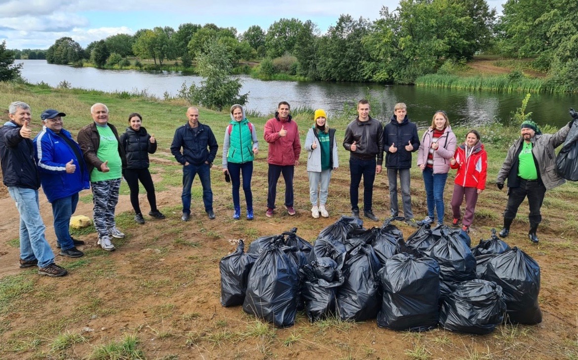 Волонтеры открыли осенний сезон субботников уборкой озера Лунское