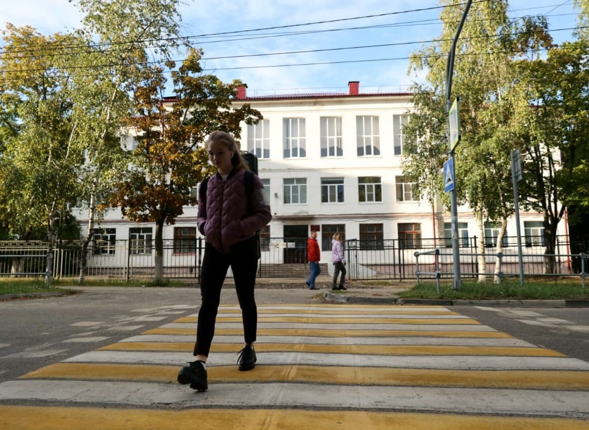 В Дзержинске ко Дню знаний обновлена дорожная разметка рядом со школами и детсадами