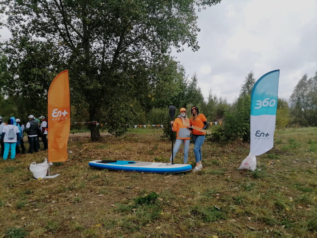 Сотрудники Минэкологии приняли участие в субботнике на берегу Пермяковского озера