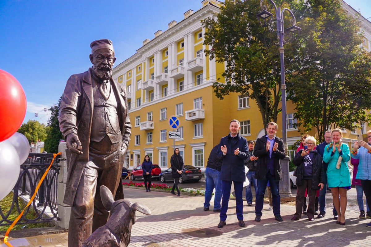 Скульптура булгаковского профессора Преображенского установлена на Верхне-Волжской набережной