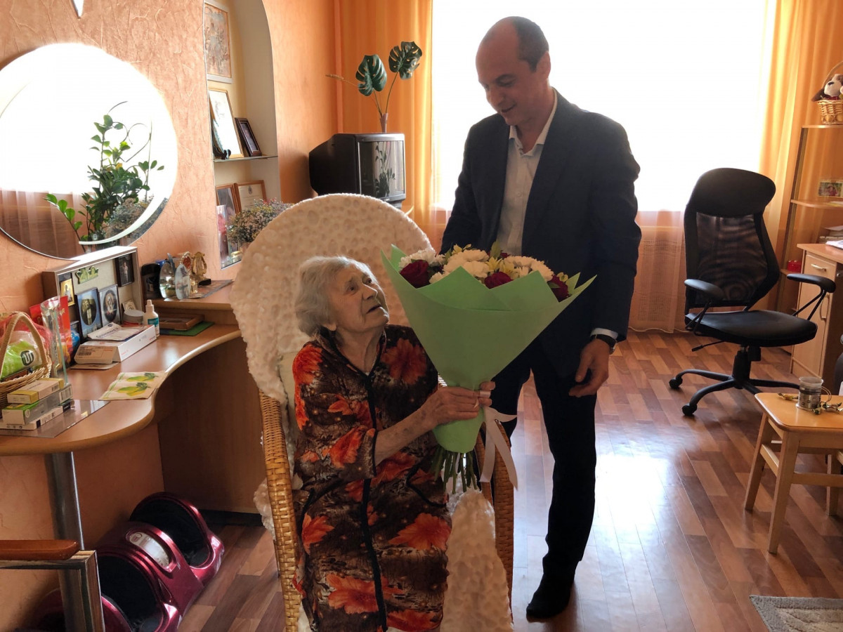 Пенсионерку из Сормово поздравили со 100-летним юбилеем