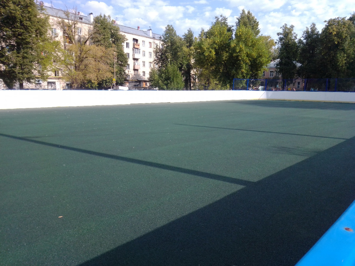 Резиновое покрытие уложили на хоккейной площадке в Ленинском районе в рамках проекта «Вам решать!»