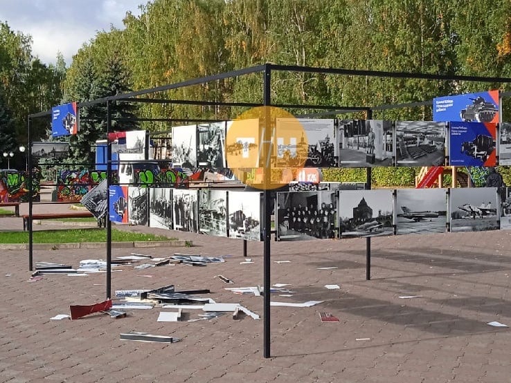 Вандалы разгромили выставку исторических фотографий в Приокском районе
