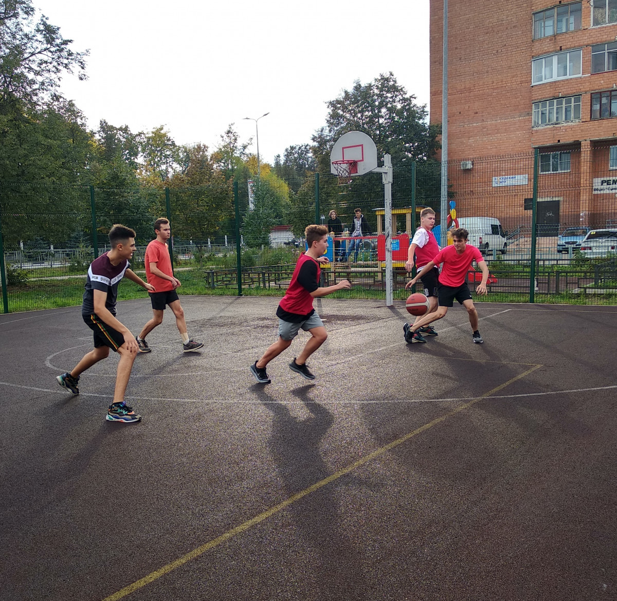 Четыре команды приняли участие в соревнованиях по стритболу в Автозаводском районе