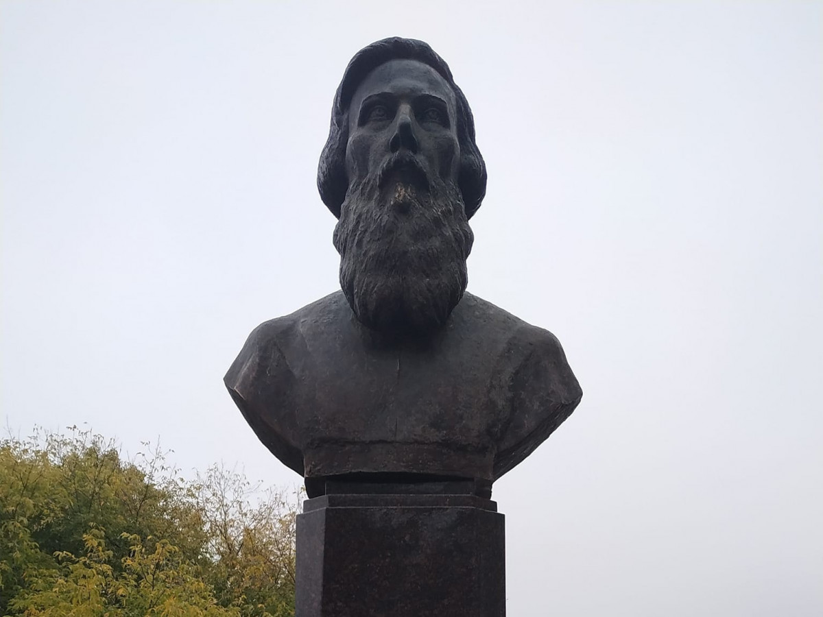 Памятник Владимиру Далю устанавливают на Верхне-Волжской набережной