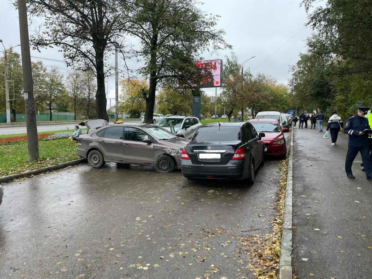 ДТП с участием четырех автомобилей произошло на улице Родионова Нижнего Новгорода