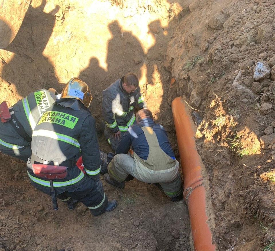 Рабочий погиб под завалами грунта в траншее в Кстовском районе