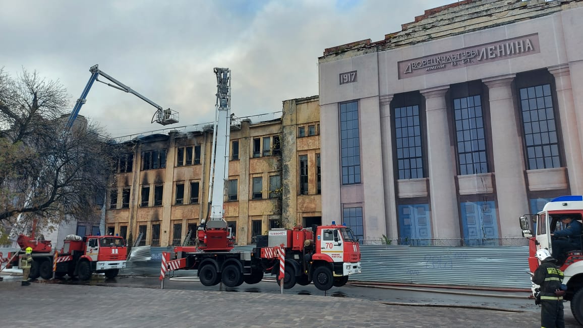 Появились кадры тушения пожара в ДК имени Ленина