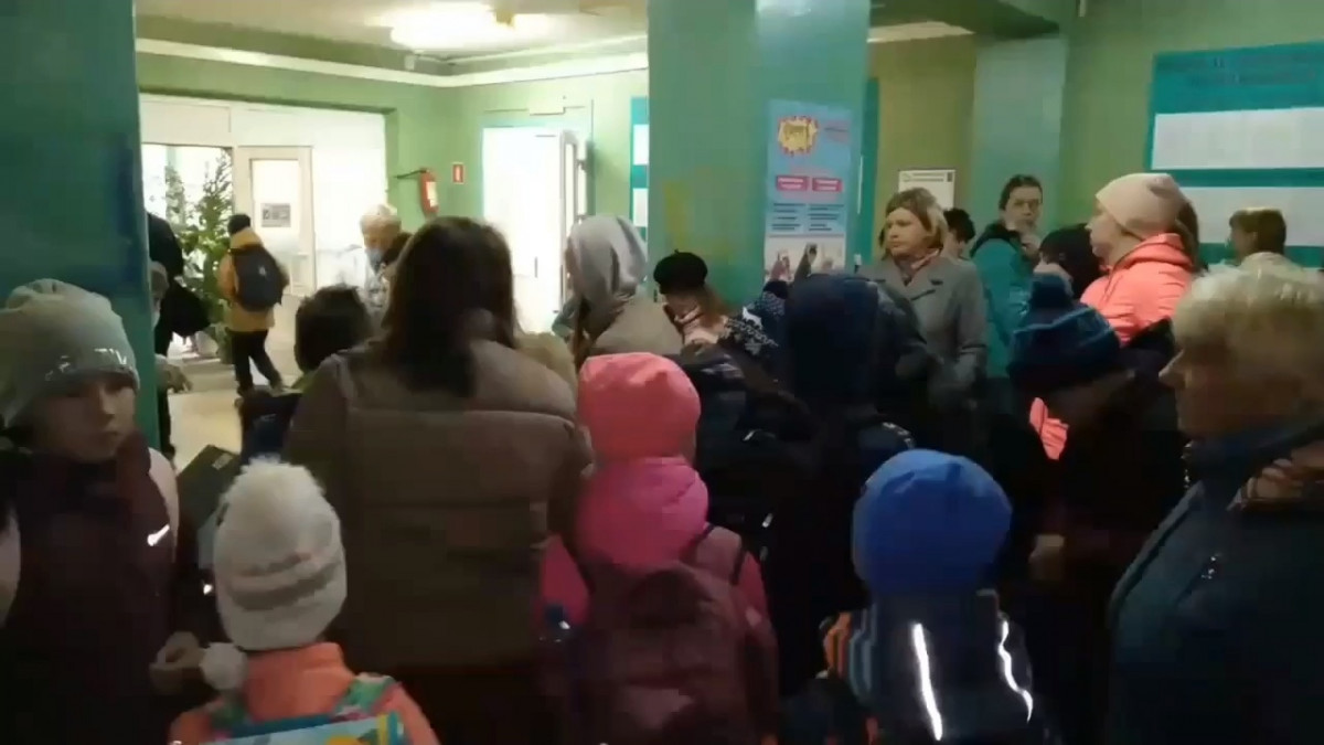 Учащиеся дзержинской школы не смогли попасть в здание из-за работающего турникета