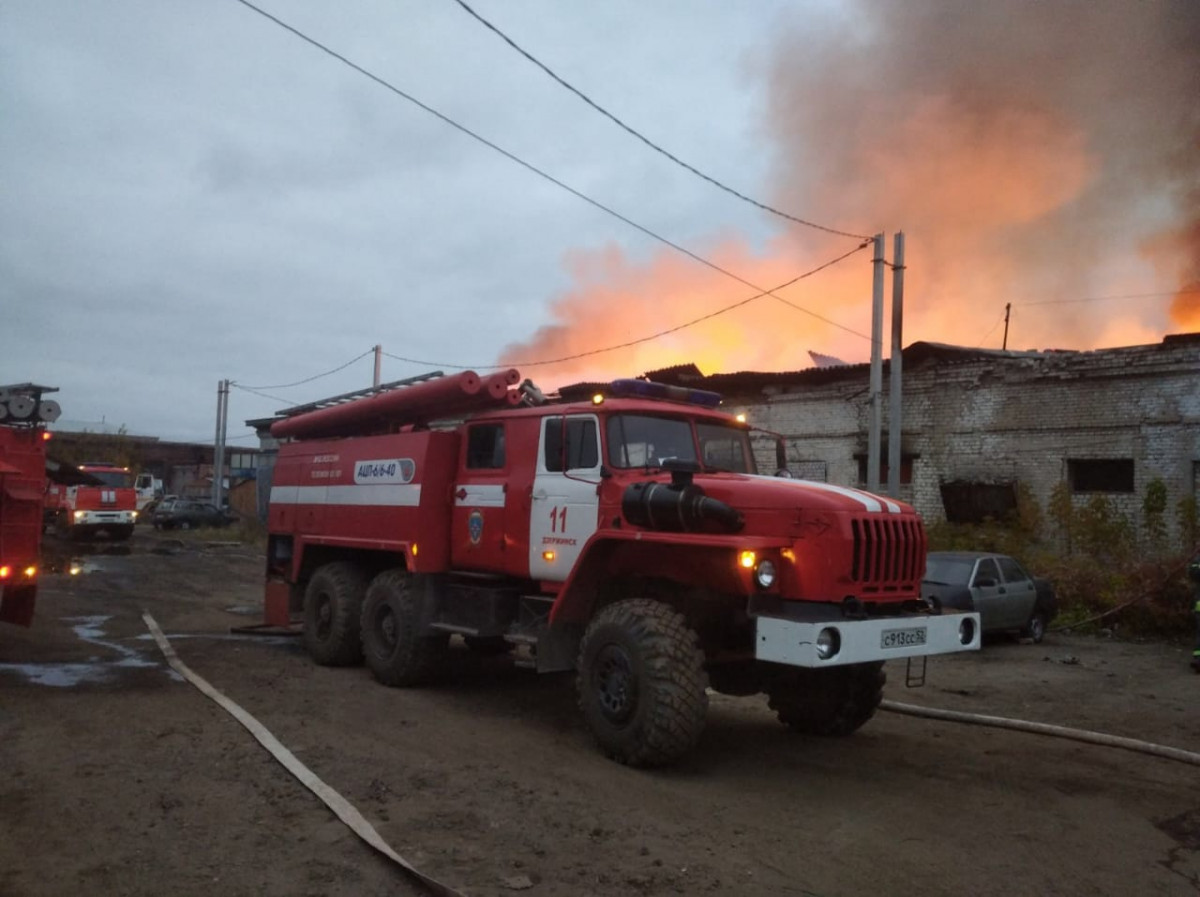 Пожар произошел на складе в Дзержинске