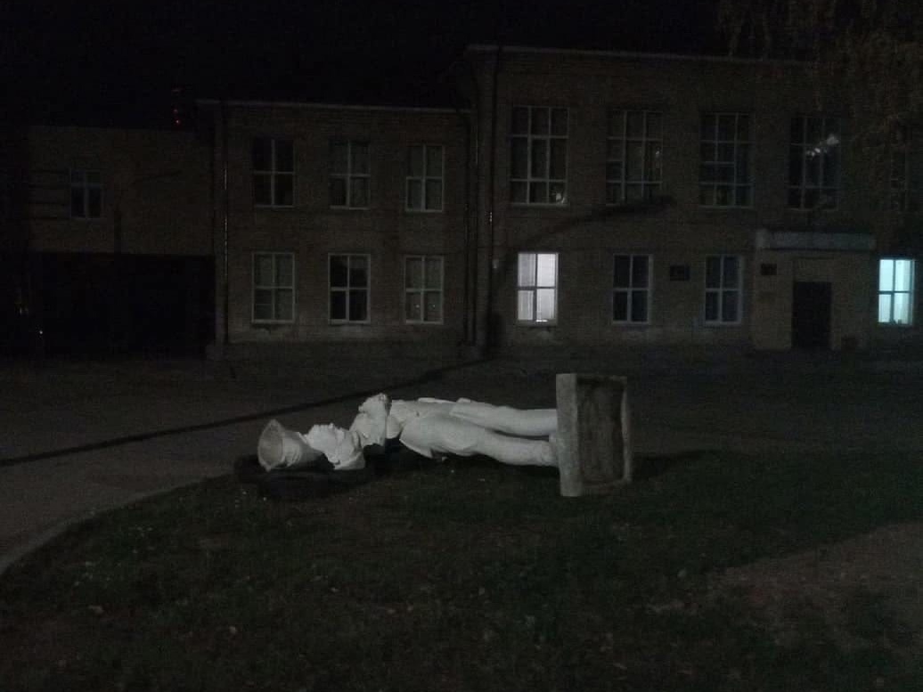 Вандалы сломали памятник юному Гайдару у арзамасской школы
