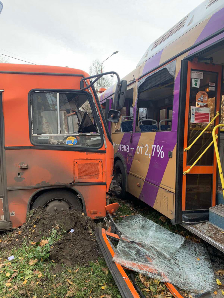 15 человек пострадали при столкновении двух автобусов и грузовика в Нижнем Новгороде