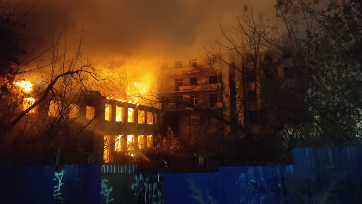 Дом чекиста горит в Нижнем Новгороде утром 20 октября