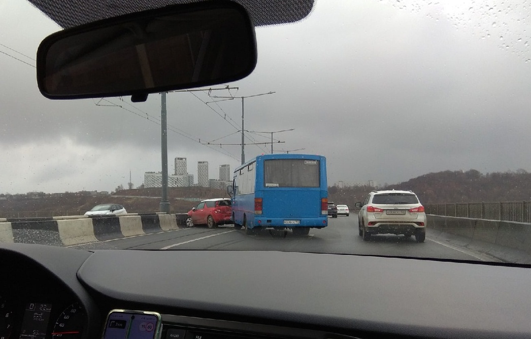 ДТП на Молитовском мосту сковало движение на Комсомольском шоссе