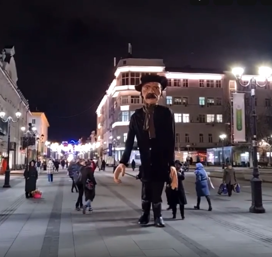 Нижегородцам удалось прогуляться с куклой Максима Горького в Нижнем Новгороде