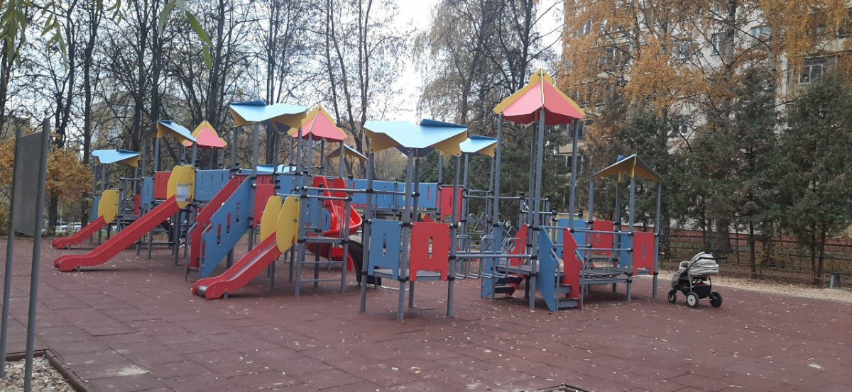 Игровые комплексы появились на детской площадке в Советском районе