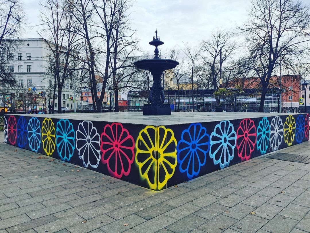 Фонтан в центре Нижнего Новгорода раскрасили цветами