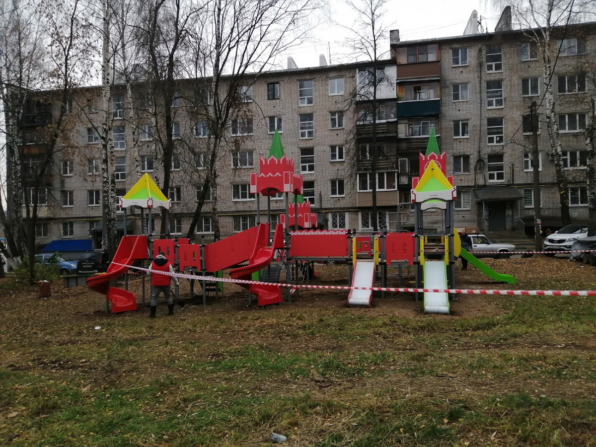 Новую детскую игровую площадку устанавливают на улице Козицкого