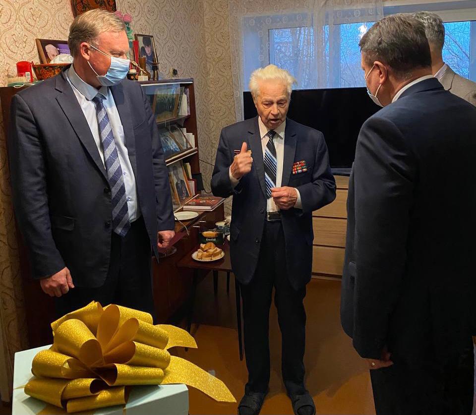 Глава администрации Советского района поздравил с 96-летием ветерана ВОВ Евгения Макарова
