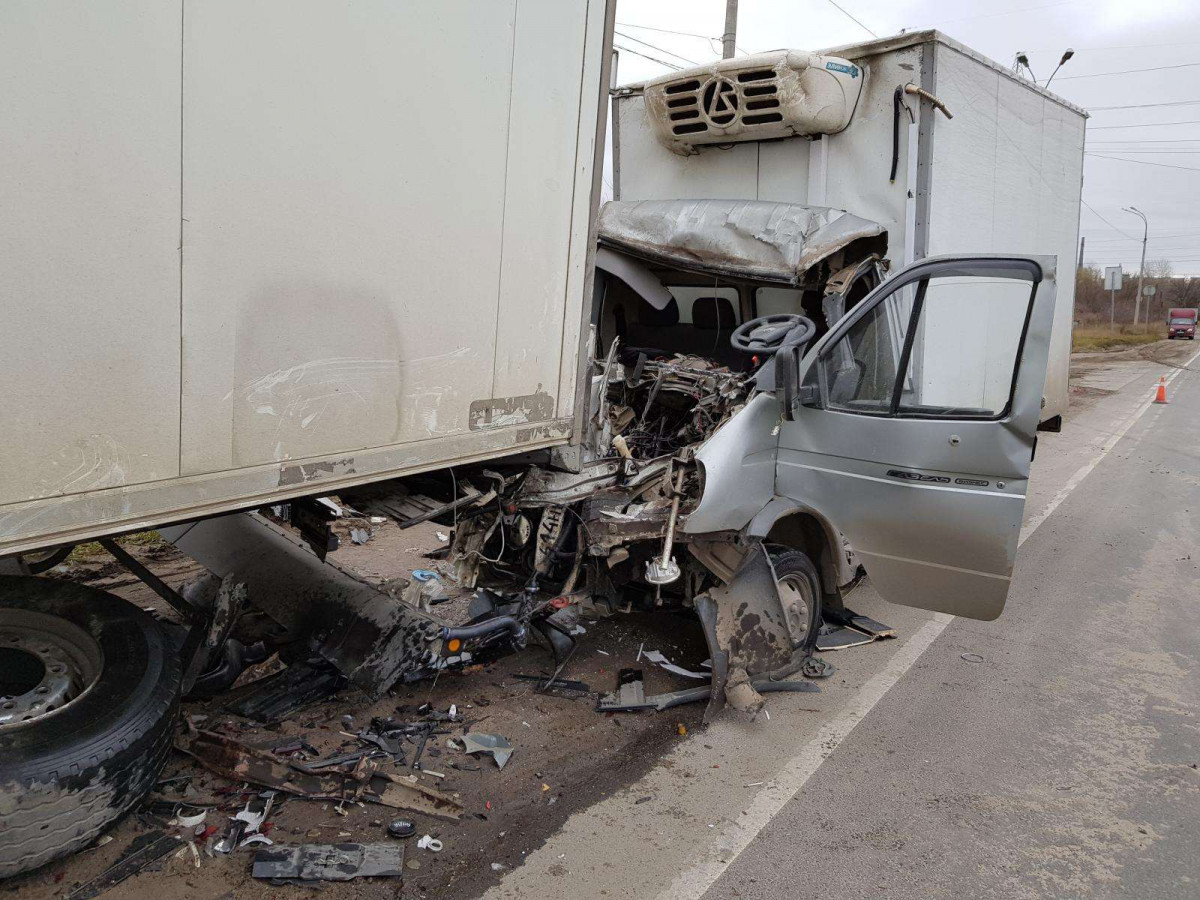 Один человек пострадал при столкновении двух грузовиков в Дзержинске