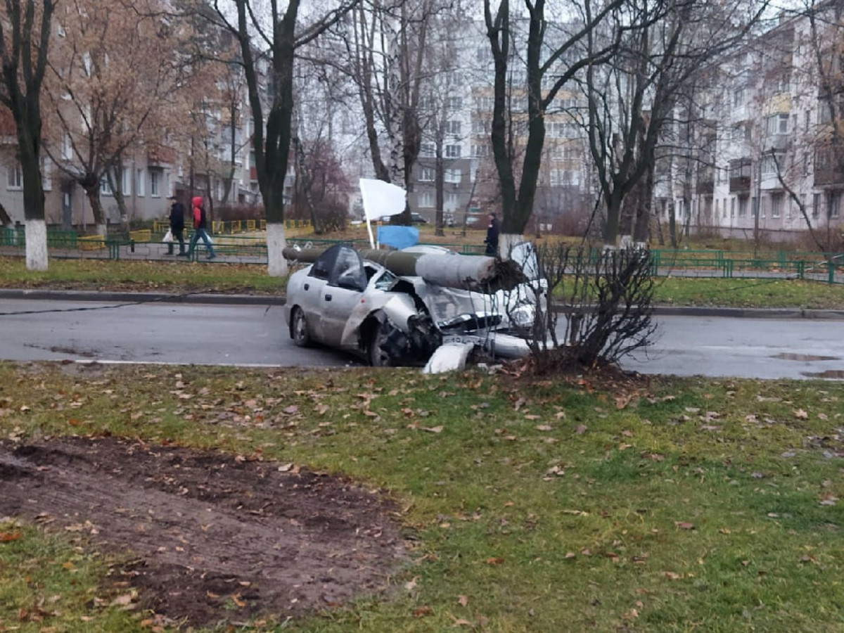 Пьяный водитель снес столб в Нижнем Новгороде