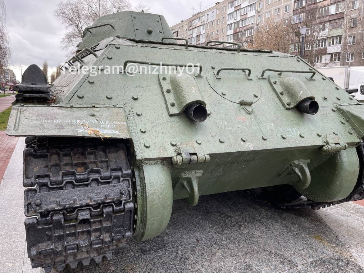 Танк Т-34 очистили от надписей на проспекте Кораблестроителей в Нижнем Новгороде