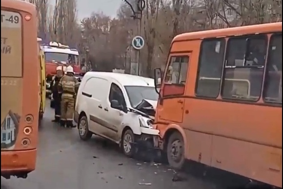 Три человека пострадали в ДТП с маршруткой в Автозаводском районе