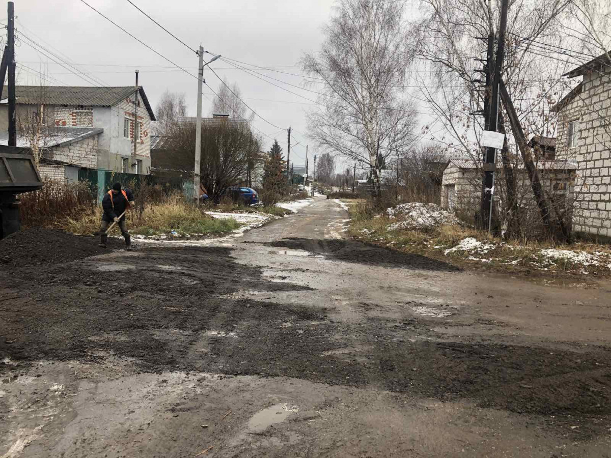 Аварийные участки улицы Белякова в Нижнем Новгороде засыпали асфальтной крошкой