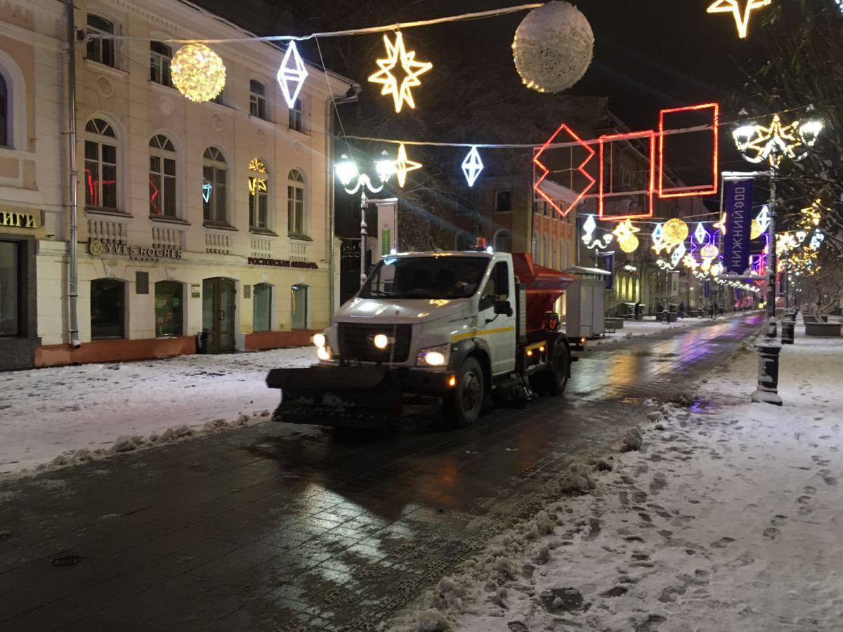 Более 800 человек убирали снег в Нижнем Новгороде за прошедшие сутки