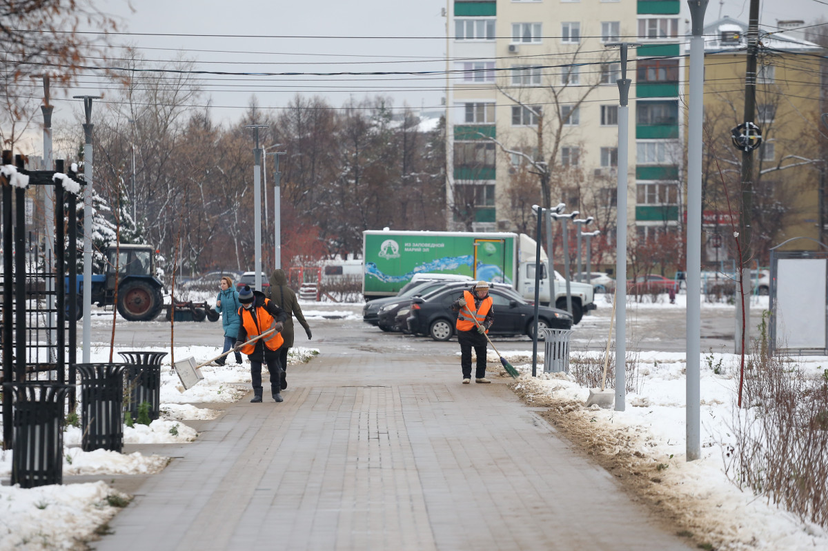 Три тысячи дворников убирают снег в Нижнем Новгороде 13 ноября