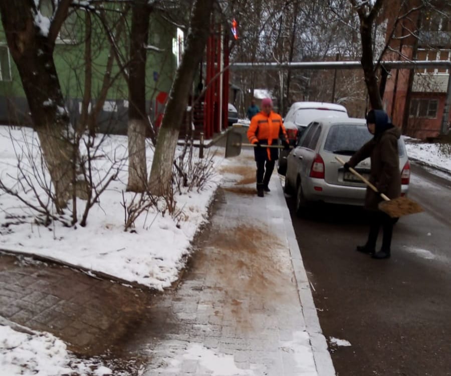 Лестницы и тротуары обрабатывают противогололедными материалами в Приокском районе