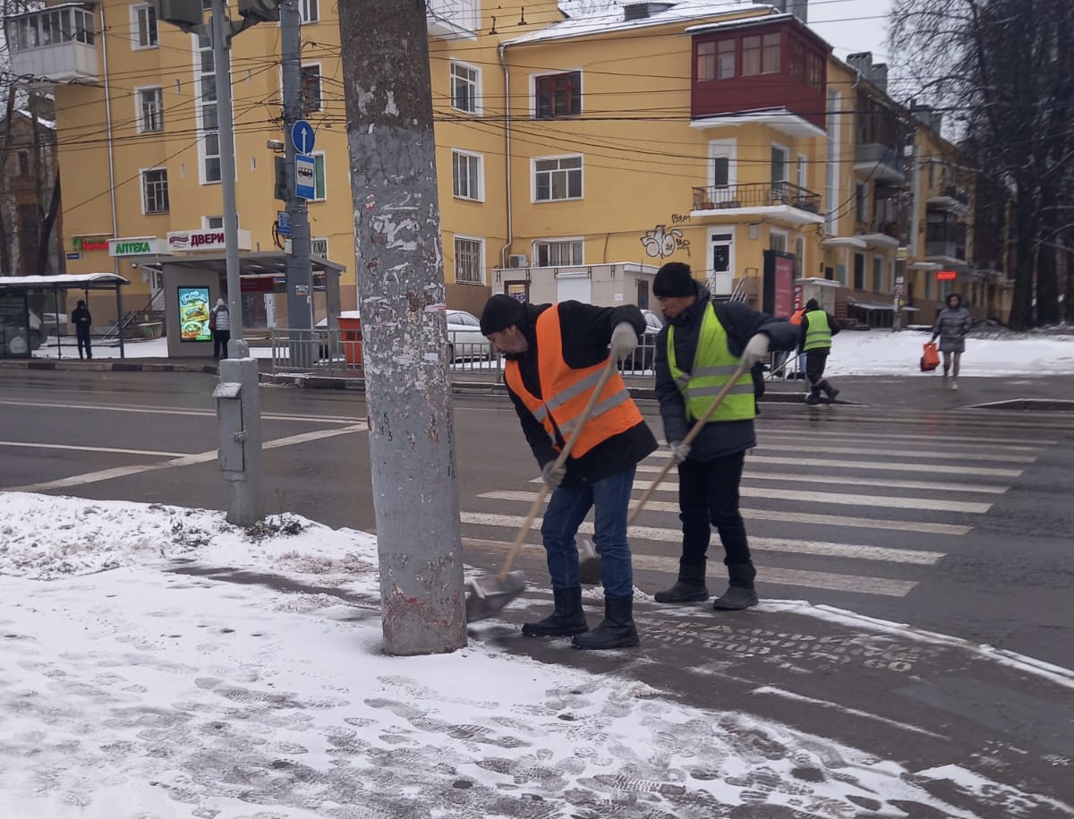 Дорожники Советского района чистят от снега подходы к подземным пешеходным переходам