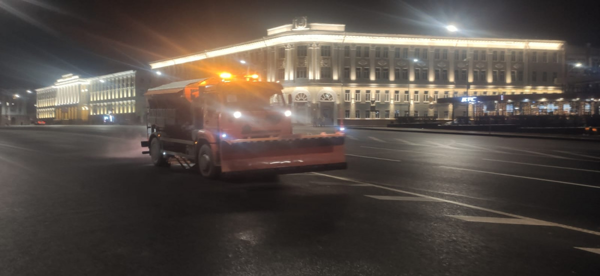 Дороги Нижнего Новгорода обрабатывают перед прогнозируемым снегопадом