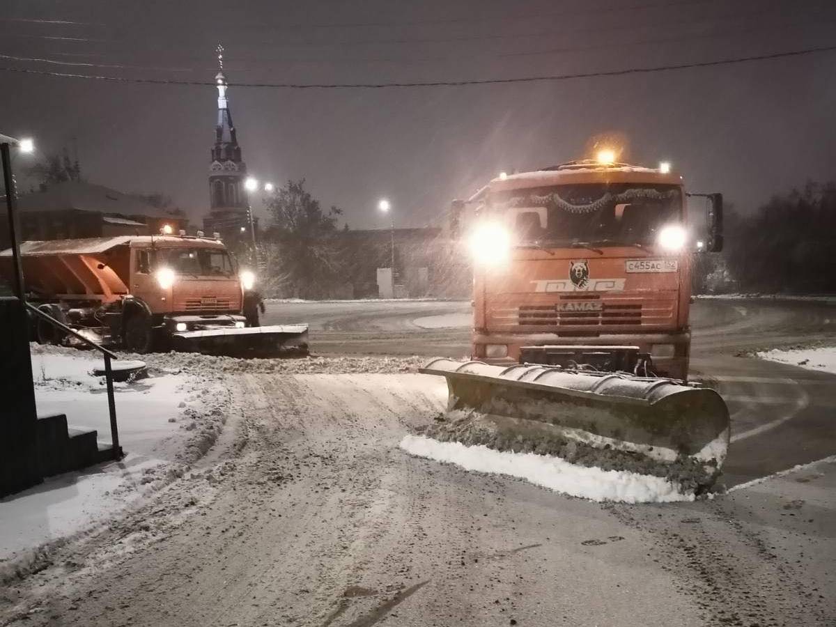 180 дорожных рабочих убирали снег с улиц Нижнего Новгорода ночью 15 ноября