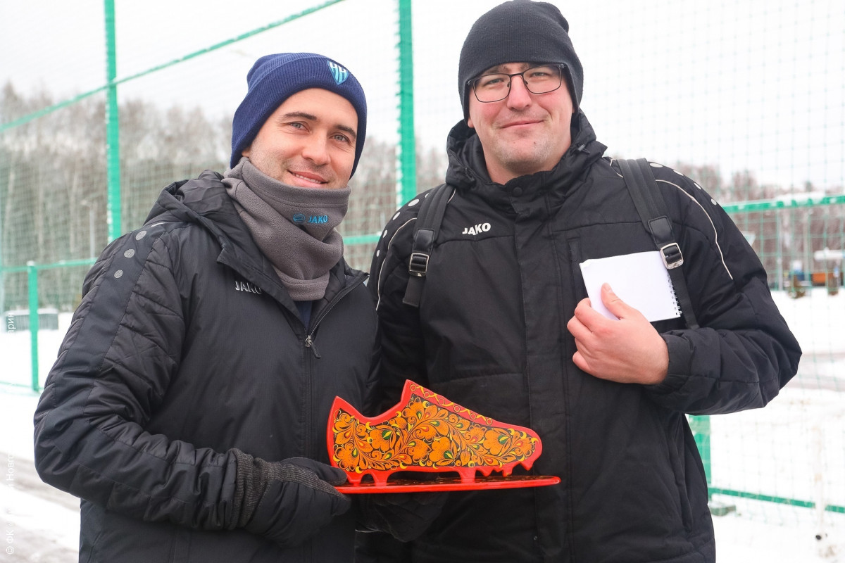 Школьники подарили игрокам ФК «Нижний Новгород перчатки и бутсы с хохломской росписью