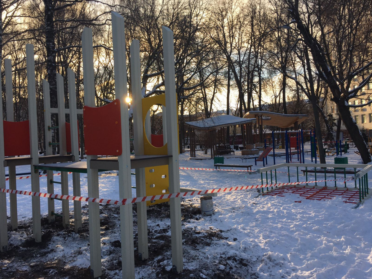 Детскую площадку начали устанавливать в парке имени Свердлова