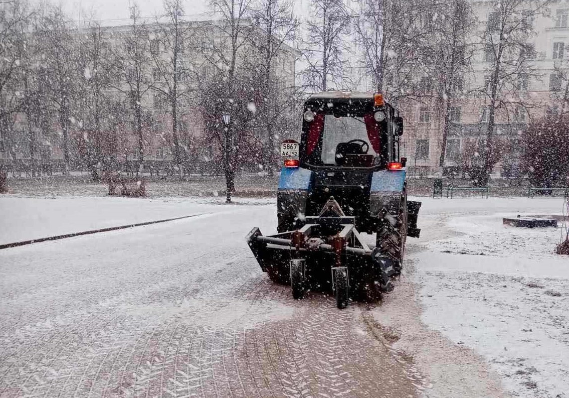 Обработка дорог перед снегопадом начата в Нижнем Новгороде в ночь на 25 ноября