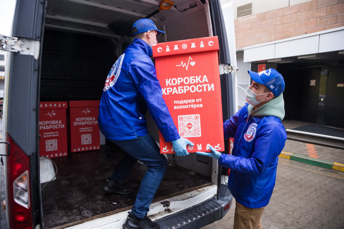 Волонтеры передали детям, проходящим лечение в больницах, «коробки храбрости» с игрушками