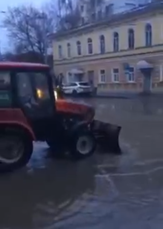 Нижегородцы обратили внимание на видео с трактором и лужей в центре города