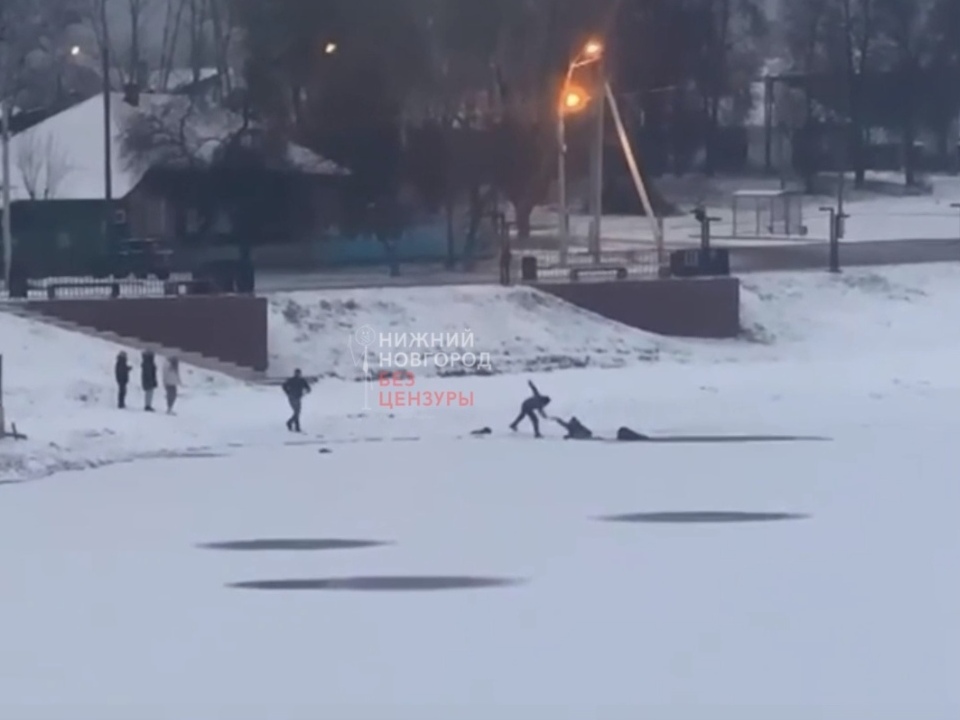 Два подростка провалились под лед в Выксе