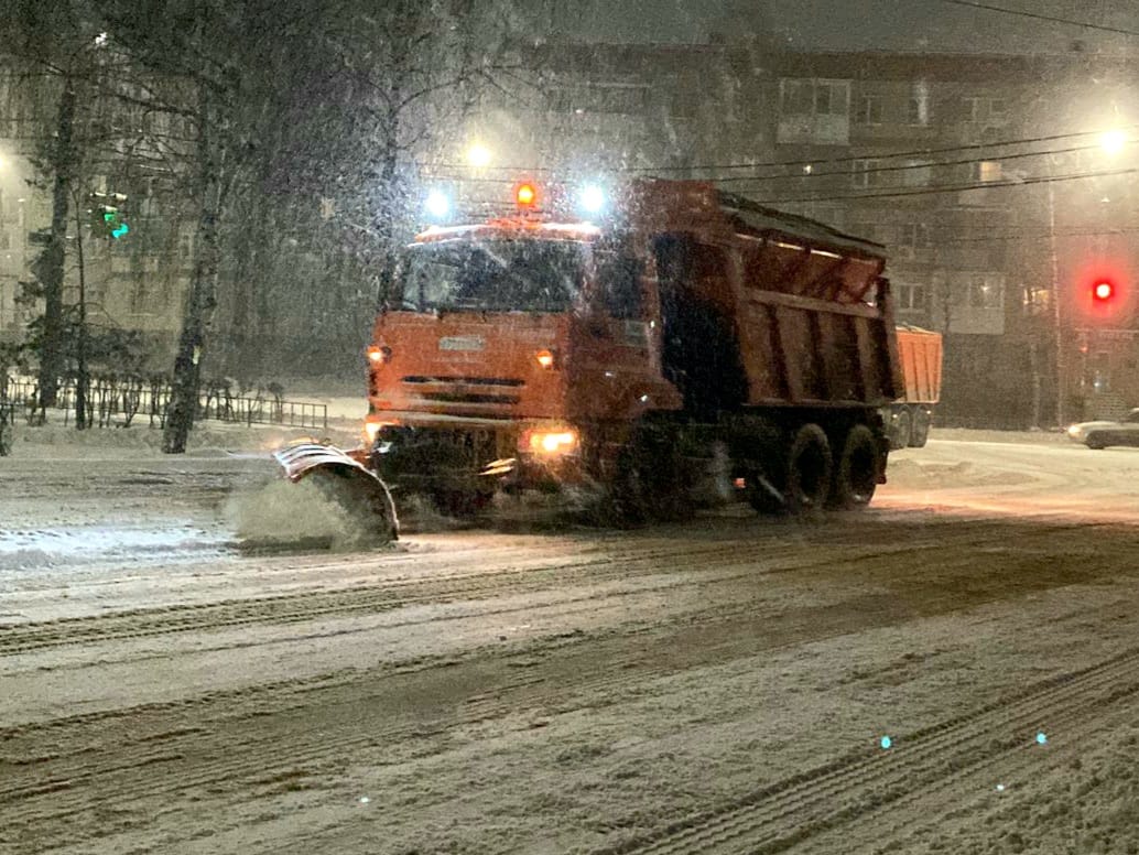 Нижегородцев просят не парковать машины на проезжих частях дорог