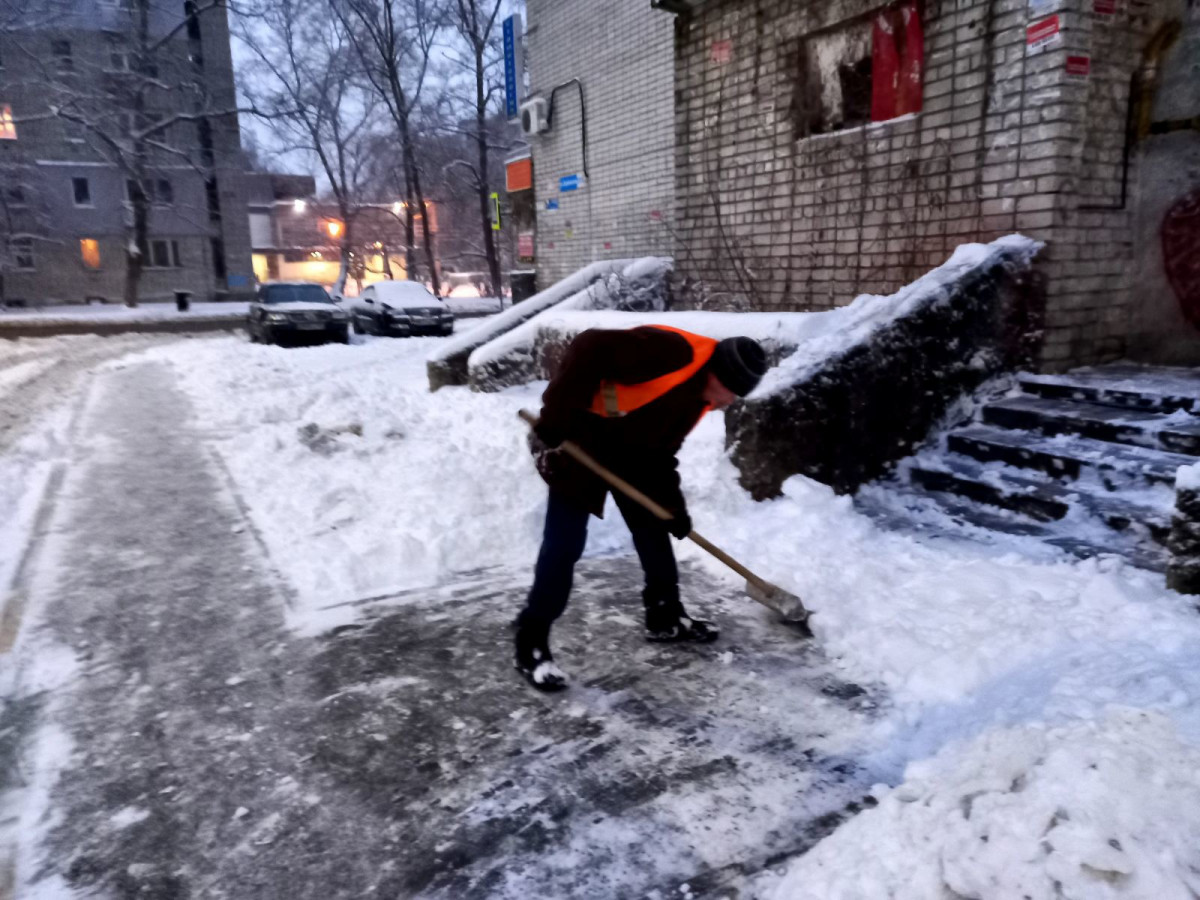 Нижегородские ДУКи увеличили количество дворников, задействованных в уборке снега в городе