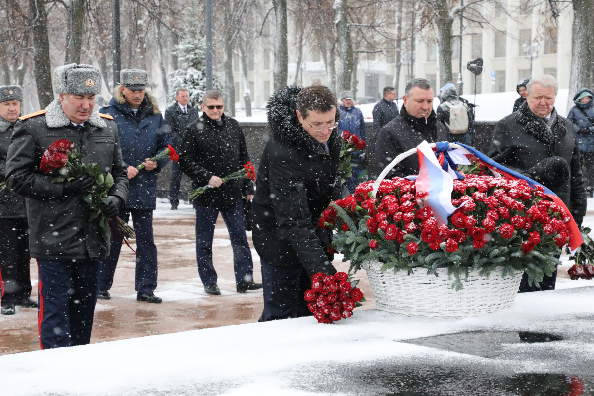 Глеб Никитин возложил цветы к Вечному огню в Нижегородском кремле в честь Дня Героев Отечества