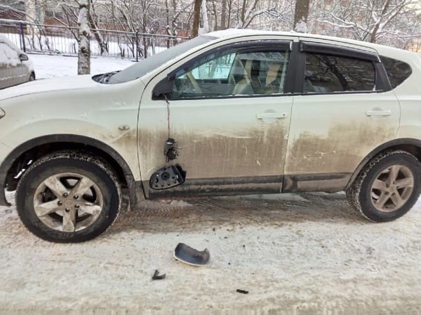 Вандал повредил около десяти автомобилей ночью в Дзержинске