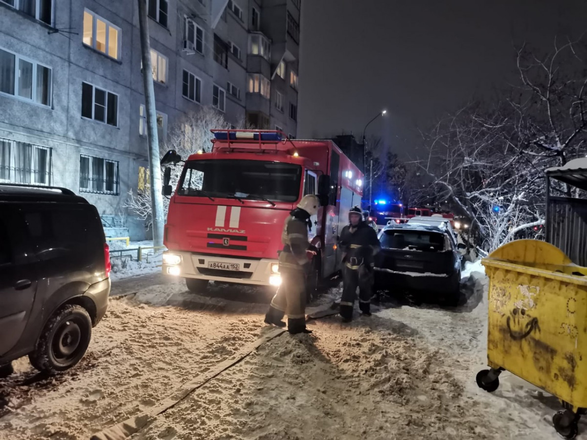 Пожарные с трудом смогли проехать к полыхающему дому на улице Надежды Сусловой