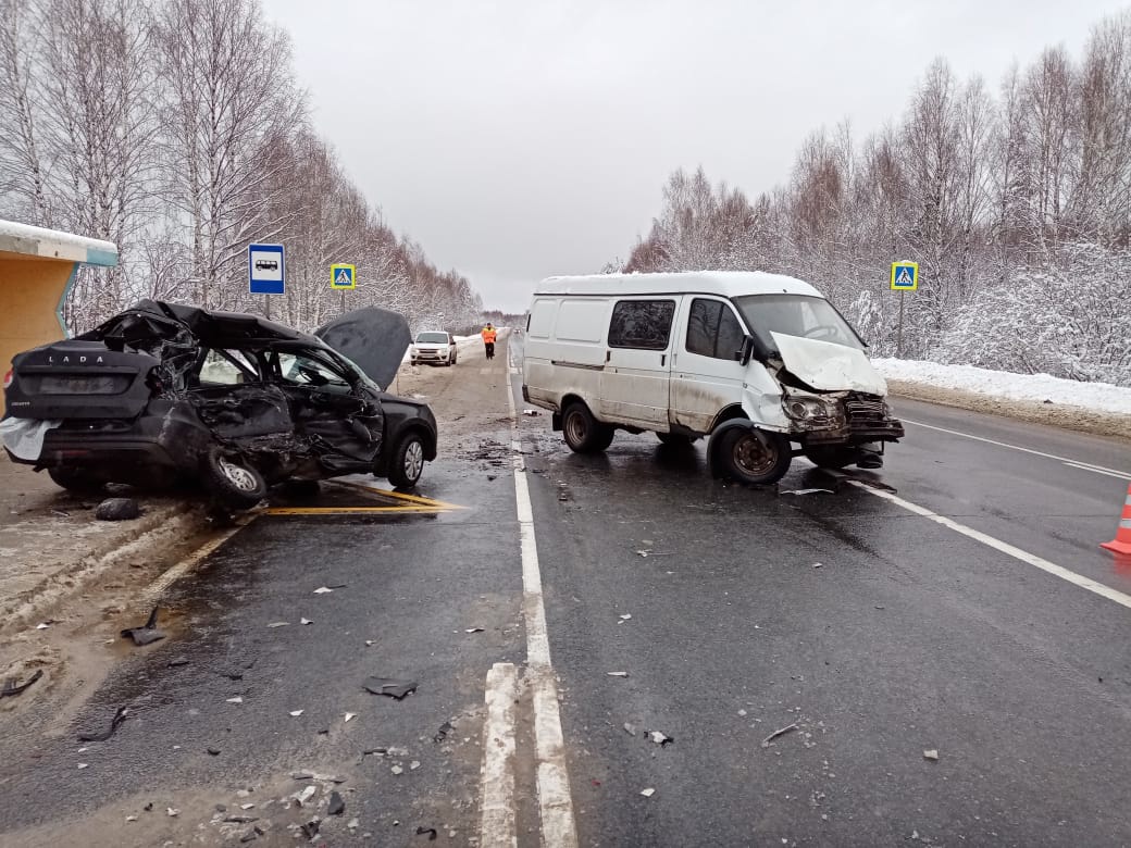 Водитель погиб при лобовом столкновении авто в Семеновском районе